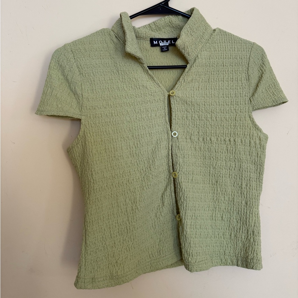 Green Textured Keyhole Button-Up Top - Picture 4 of 4